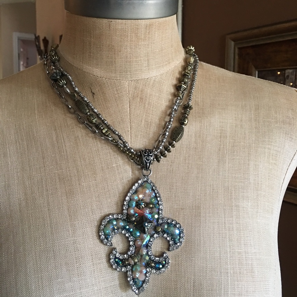 ✨efm✨Fabulous Designer Large Bling Crest Necklace